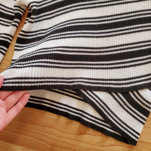 Striped Crop Top - Picture 3 of 6